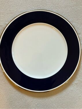 Villeroy & Boch Fine China White and Navy Dinner Plate with Silver Trim